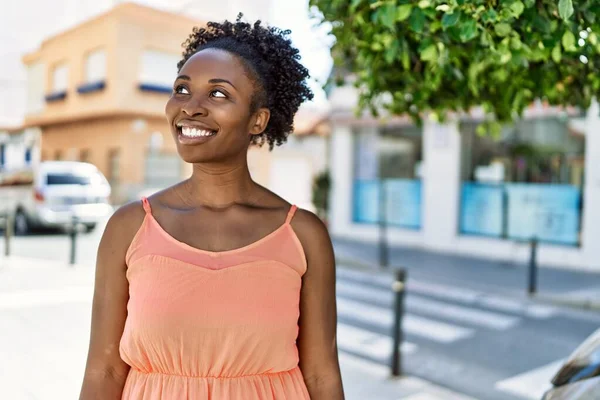 Ung Afrikansk Amerikansk Kvinna Ler Glad Mot Staden Sommardag — Stockfoto