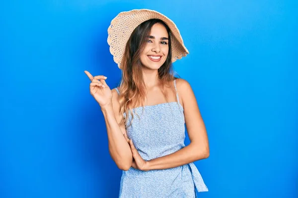 Junges Hispanisches Mädchen Mit Sommermütze Mit Einem Breiten Lächeln Gesicht — Stockfoto