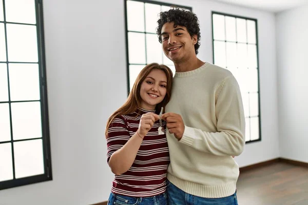 Jong Hispanic Paar Glimlachen Gelukkig Holding Sleutel Van Nieuw Huis — Stockfoto