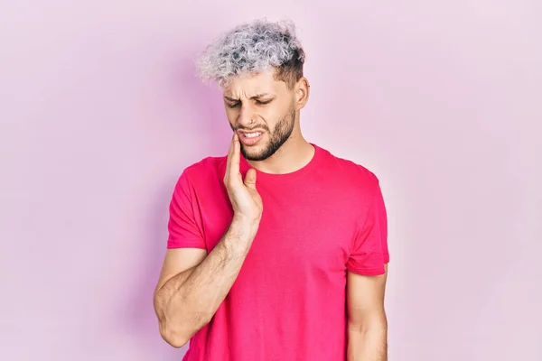 염색을 현대의 연지벌레인 남자는 치통이나 질환때문에 손으로 만지작 거리는 분홍색 — 스톡 사진