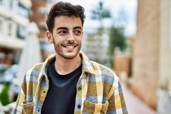 Hombre Hispano Guapo Sonriendo Feliz Confiado Ciudad —  Fotos de Stock