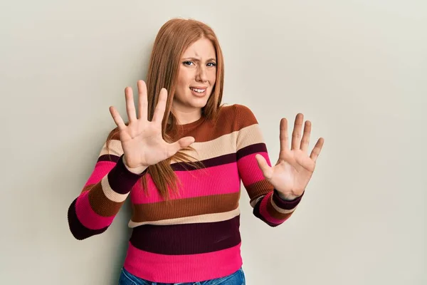 Młoda Irlandka Luźnych Ciuchach Przestraszona Przerażona Strachem Zatrzymuje Gesty Rękami — Zdjęcie stockowe