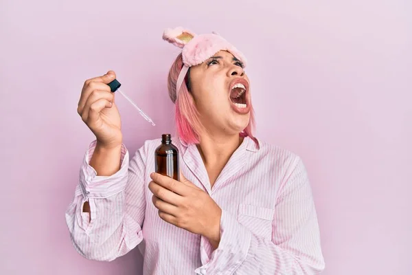 Hispanic Woman Pink Hair Wearing Pajama Using Night Serum Angry — Stock Photo, Image