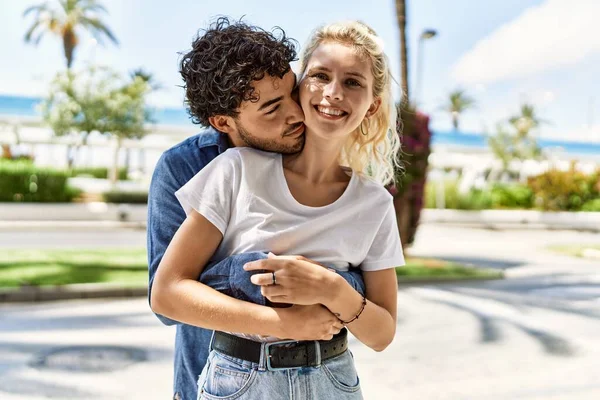 Junge Schöne Paar Kaukasischen Freundin Und Hispanischen Freund Umarmen Sich — Stockfoto