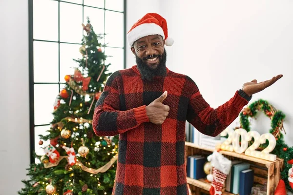 Homem Afro Americano Vestindo Chapéu Papai Noel Junto Árvore Natal — Fotografia de Stock