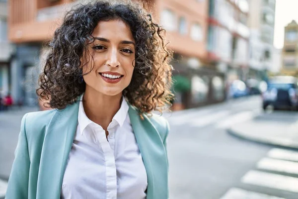 Νεαρή Ισπανίδα Επιχειρηματίας Που Φοράει Επαγγελματική Εμφάνιση Χαμογελώντας Αυτοπεποίθηση Στην — Φωτογραφία Αρχείου