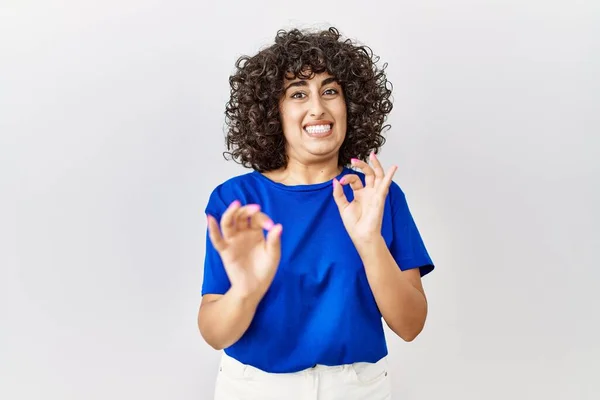 Joven Mujer Oriente Medio Pie Sobre Fondo Aislado Expresión Disgustada —  Fotos de Stock