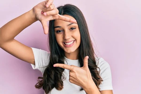 Jonge Spaanse Vrouw Draagt Casual Witte Shirt Glimlachende Maken Frame — Stockfoto