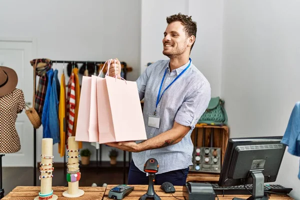 Jovem Lojista Hispânico Homem Sorrindo Feliz Segurando Sacos Compras Loja — Fotografia de Stock