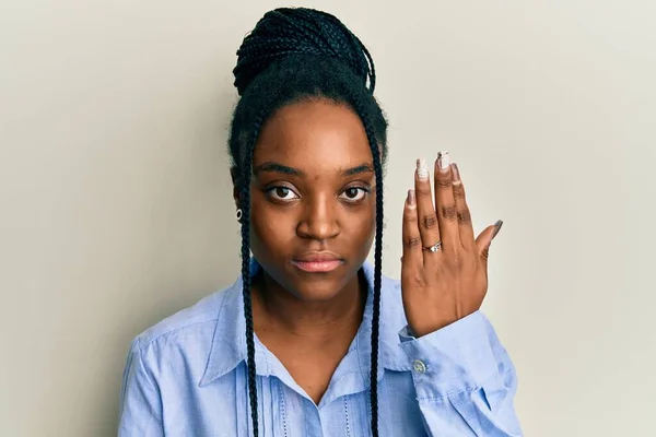 Африканская Американка Плетеными Волосами Носящая Обручальное Кольцо Думает Трезвое Выражение — стоковое фото