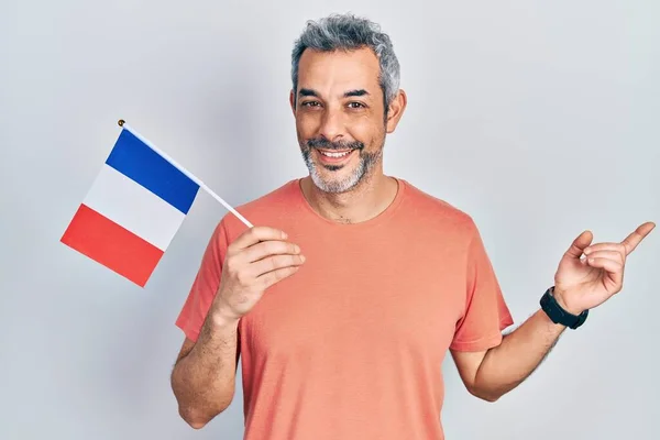 Snygg Medelålders Man Med Grått Hår Håller Frankrike Flagga Ler — Stockfoto