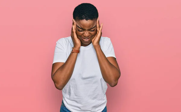 Jonge Afro Amerikaanse Vrouw Draagt Casual Wit Shirt Met Hand — Stockfoto