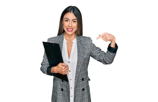 Jonge Spaanse Vrouw Draagt Zakelijke Kleding Met Klembord Wijzende Vinger — Stockfoto