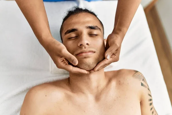 Man Reciving Head Massage Beauty Center — стоковое фото