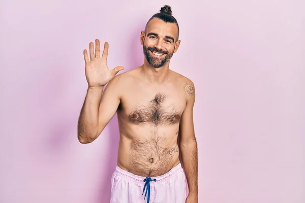 Mladý Hispánec Bez Trička Plavkách Ukazuje Ukazuje Prsty Číslo Pět — Stock fotografie