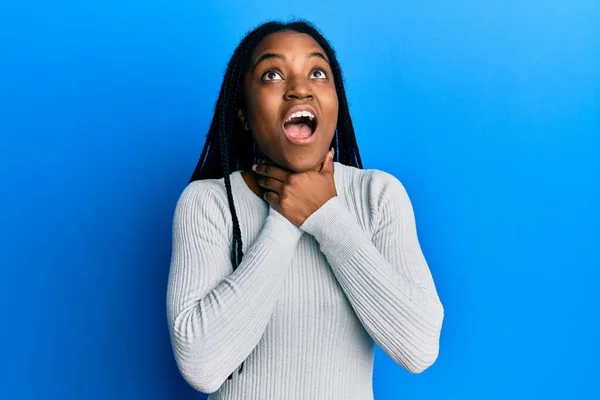 Donna Afroamericana Con Capelli Intrecciati Che Indossa Maglione Bianco Casual — Foto Stock