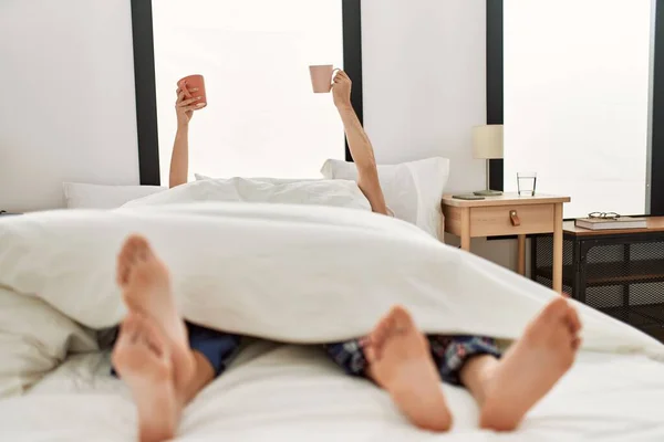 Pareja Despierta Debajo Manta Tomar Desayuno Sosteniendo Taza Café Levantado —  Fotos de Stock