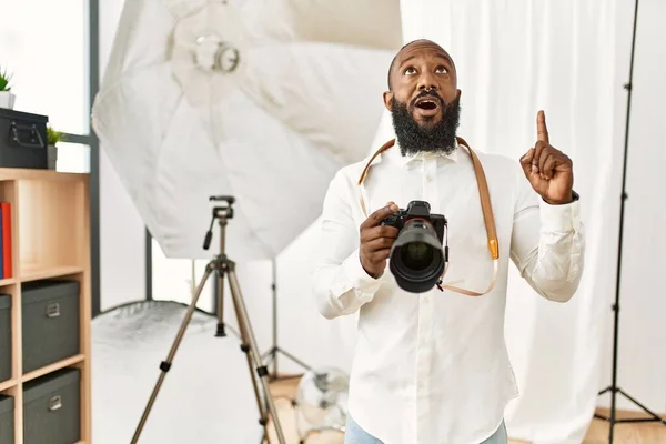 Africký Americký Fotograf Pracující Fotografickém Studiu Užaslý Překvapený Když Vzhlíží — Stock fotografie