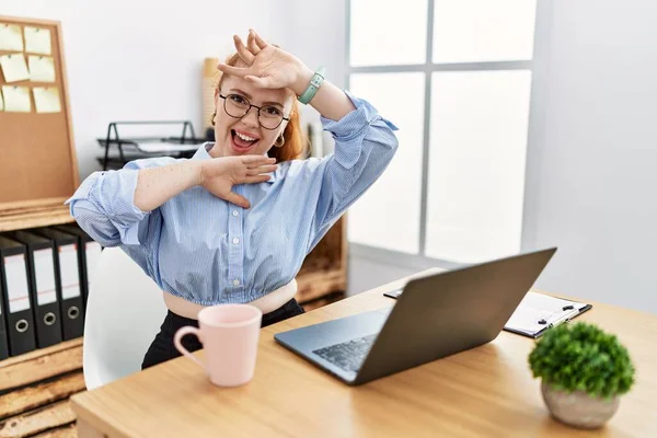 Ofiste Çalışan Genç Kızıl Saçlı Kadın Bilgisayarlı Dizüstü Bilgisayar Kullanıyor — Stok fotoğraf