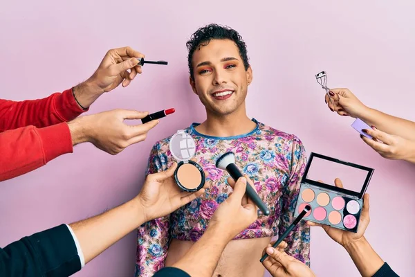 Bonito Homem Vestindo Maquiagem Com Maquiagem Cosméticos Redor Com Sorriso — Fotografia de Stock