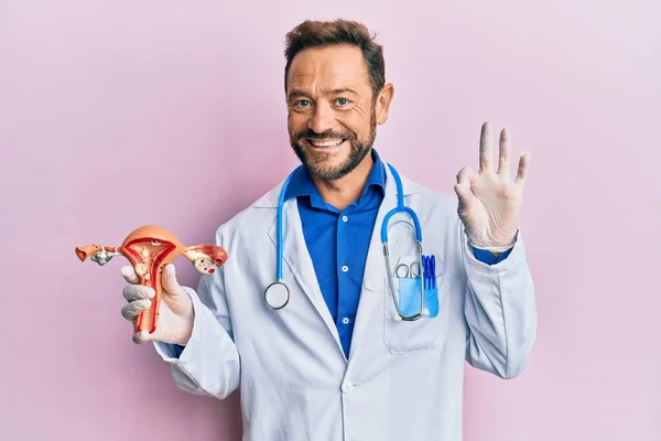 Gynécologue Âge Moyen Homme Tenant Modèle Anatomique Organe Génital Féminin — Photo