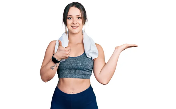Menina Hispânica Jovem Vestindo Sportswear Toalha Mostrando Mão Palma Fazendo — Fotografia de Stock