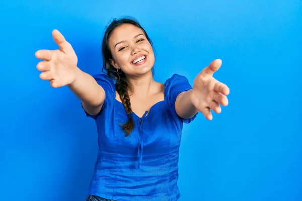 Joven Chica Hispana Vestida Con Ropa Casual Mirando Cámara Sonriendo — Foto de Stock