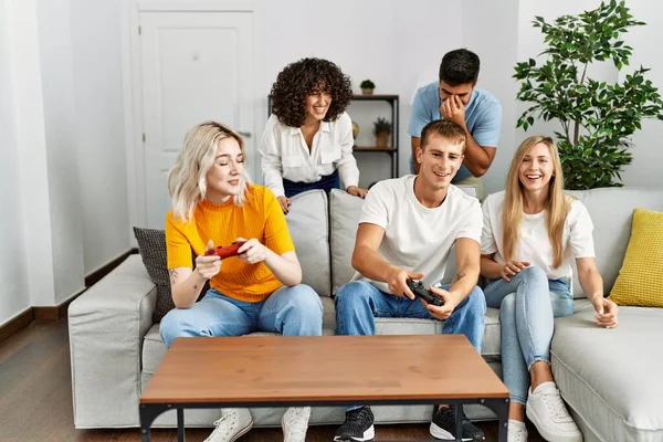 Groep Van Jonge Vrienden Glimlachen Gelukkig Spelen Videospel Thuis — Stockfoto