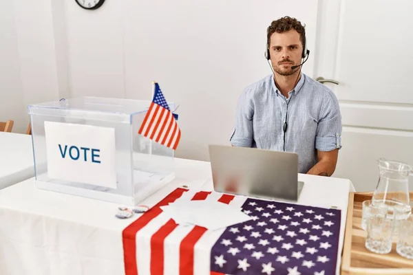 Jovem Bonito Trabalhando Campanha Política Usando Assento Principal Operador Com — Fotografia de Stock