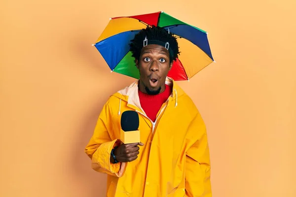 Jovem Jornalista Afro Americano Vestindo Capa Chuva Amarela Chapéu Guarda — Fotografia de Stock