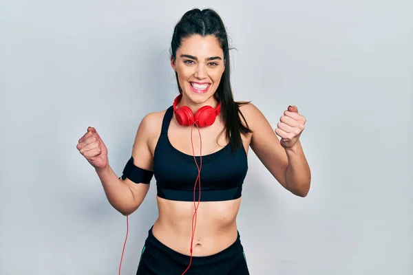 Menina Hispânica Jovem Vestindo Roupas Ginástica Usando Fones Ouvido Animado — Fotografia de Stock