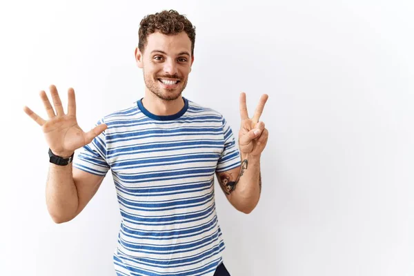 Bonito Jovem Sobre Fundo Isolado Mostrando Apontando Para Cima Com — Fotografia de Stock