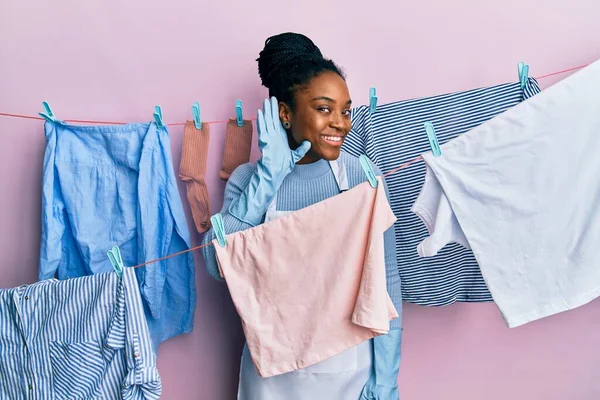 Mujer Afroamericana Con Cabello Trenzado Lavando Ropa Tendedero Sonriendo Con —  Fotos de Stock