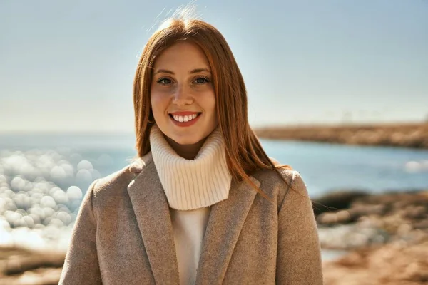 Young Redhead Girl Smiling Happy Standing Beach — ストック写真