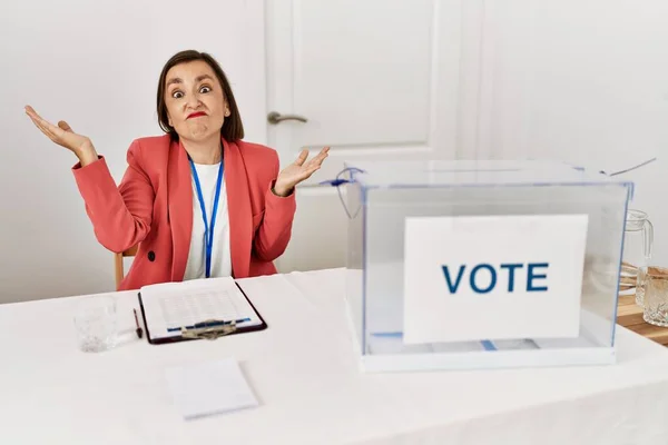 Vacker Medelålders Latinamerikansk Kvinna Vid Politiska Val Sitter Med Valsedeln — Stockfoto