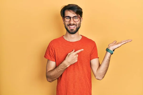 Jovem Hispânico Vestindo Roupas Casuais Óculos Espantados Sorrindo Para Câmera — Fotografia de Stock