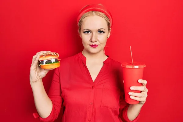 Junge Blonde Frau Isst Einen Leckeren Klassischen Burger Mit Pommes — Stockfoto