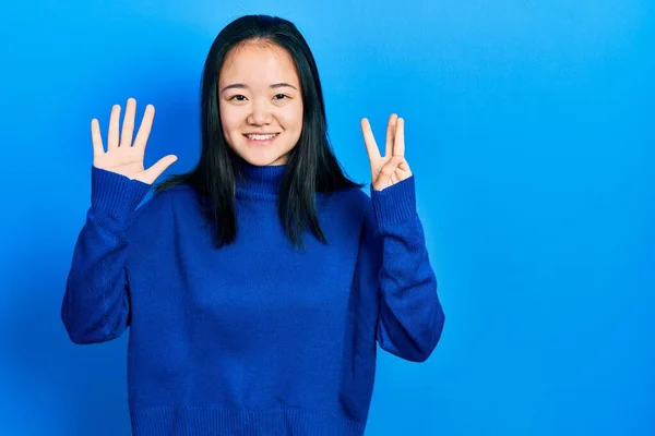 Junges Chinesisches Mädchen Trägt Lässige Kleidung Und Zeigt Mit Finger — Stockfoto