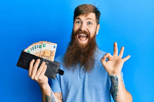 Redhead Άνθρωπος Μακριά Γενειάδα Κρατώντας Πορτοφόλι Τραπεζογραμμάτια Ευρώ Κάνει Υπογράψει — Φωτογραφία Αρχείου