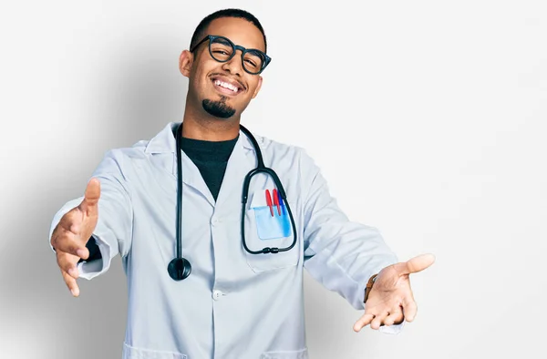 Joven Hombre Afroamericano Vistiendo Uniforme Médico Estetoscopio Mirando Cámara Sonriendo — Foto de Stock
