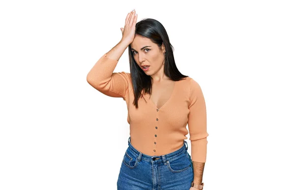 Ung Latinamerikansk Kvinna Bär Tillfälliga Kläder Överraskad Med Hand Huvudet — Stockfoto