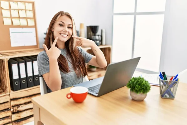 Jonge Brunette Vrouw Werkt Kantoor Met Laptop Lachend Vrolijk Tonen — Stockfoto