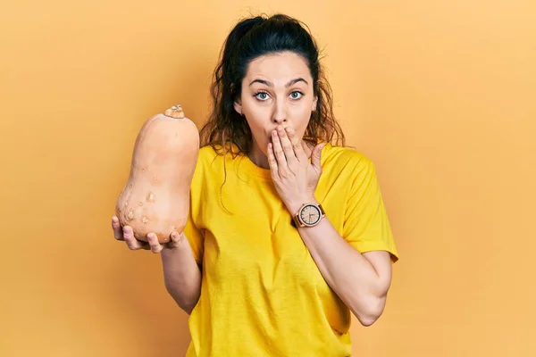 Ung Latinamerikansk Kvinna Håller Frisk Färsk Pumpa Täcker Munnen Med — Stockfoto