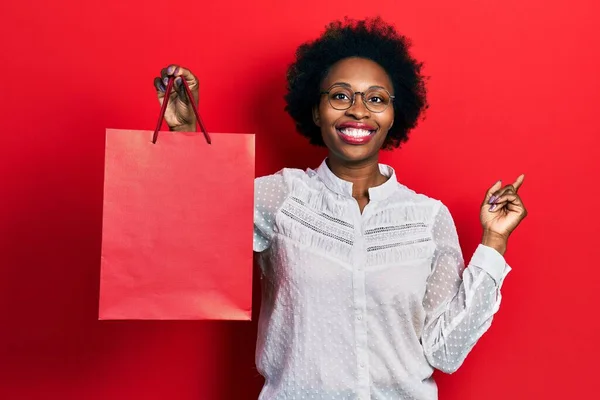 Jovem Afro Americana Segurando Sacos Compras Sorrindo Feliz Apontando Com — Fotografia de Stock