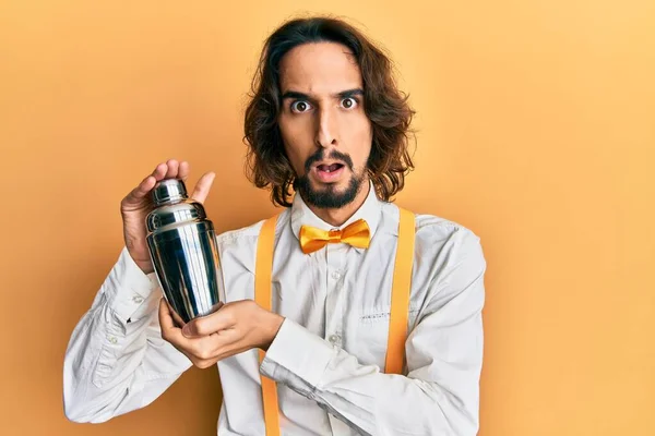 기사보기 스페인 남자가 충격에 휩싸인 칵테일 음료를 준비하고 의심스럽고 비꼬는 — 스톡 사진