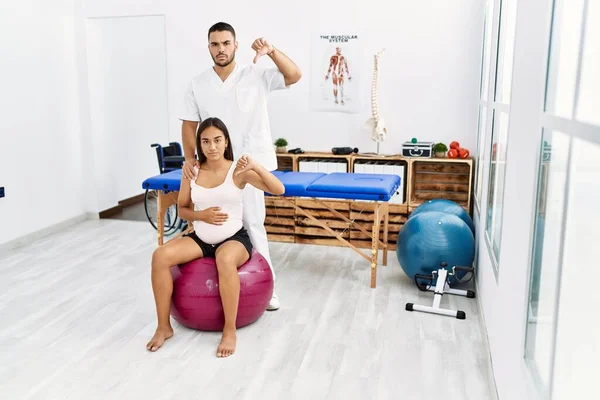 Giovane Donna Asiatica Ottenere Classe Gravidanza Presso Clinica Fisioterapista Con — Foto Stock