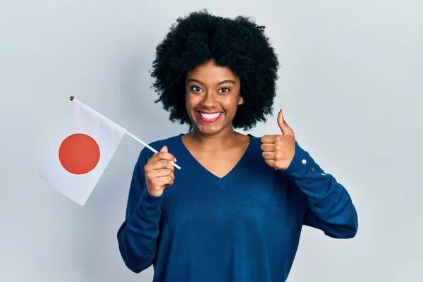 Genç Afro Amerikalı Kadın Elinde Japon Bayrağı Mutlu Olumlu Gülümsüyor — Stok fotoğraf