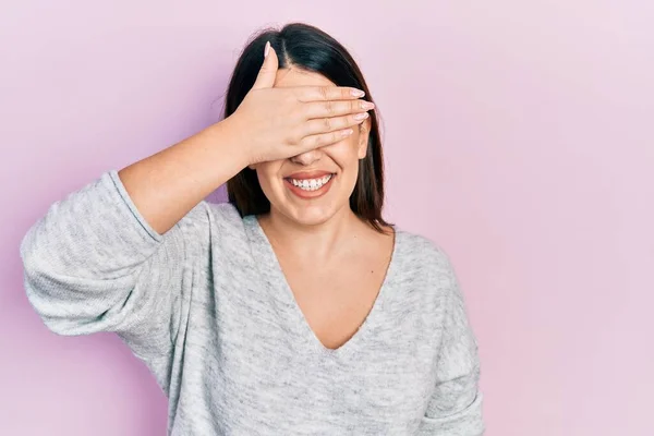 Giovane Donna Ispanica Indossa Abiti Casual Sorridente Ridente Con Mano — Foto Stock