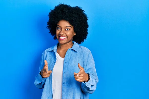 Jovem Afro Americana Vestindo Roupas Casuais Apontando Dedos Para Câmera — Fotografia de Stock