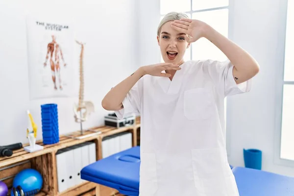 Jonge Blanke Vrouw Die Werkt Bij Pijnkliniek Glimlachend Vrolijk Kiekeboe — Stockfoto